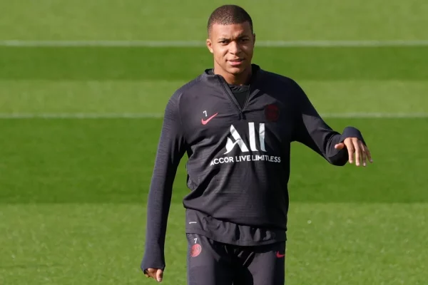 Mbappe trở lại tập luyện