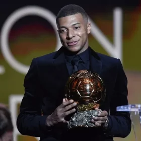 mbappe chua du lon de nhan bong vang