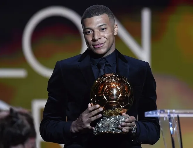 mbappe chua du lon de nhan bong vang