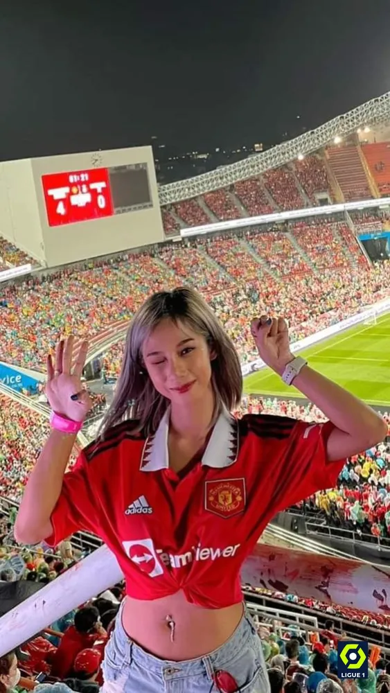 Ảnh Fan mu to kho eo thon khi đi xem Man U đá 