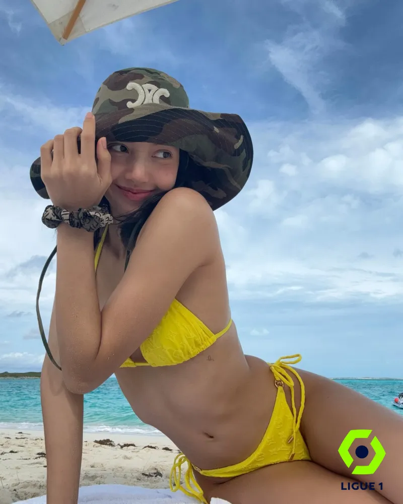 Ảnh Lisa Blackpink bikini khoe mông to trắng nõn Mu múp rụp